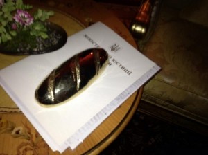 Golden loaf on Ministry of Justice folder in Yanukovych's residence.