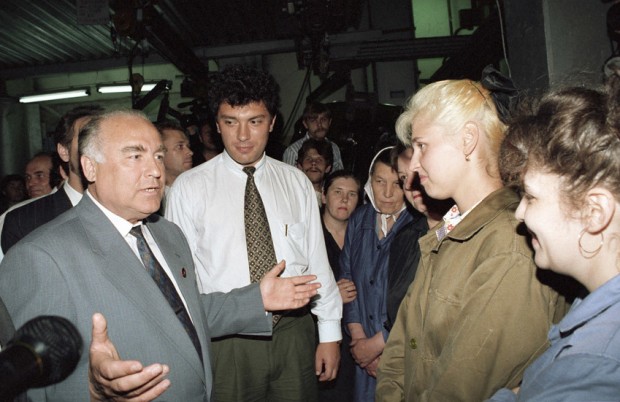 Boris Nemtsov (center) with Prime Minister Viktor Chernomyrdin (L) at the Gorky Automobile Works in 1994. Photo via RT.com